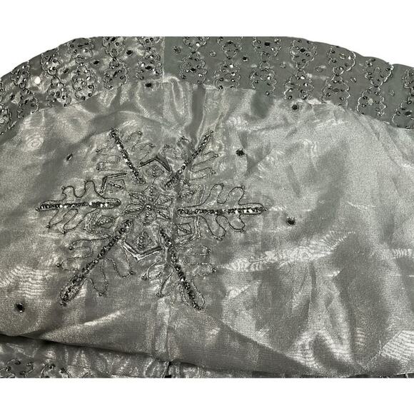 Santas Best Tree Skirt Silver Beautiful Snowflake Detailing Made in India - Picture 13 of 16